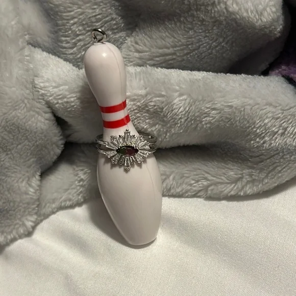 Elegant Silver Ring with Gemstone - Picture 2 of 6